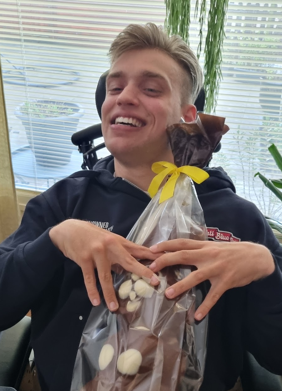 Alex houdt een groot chocoladefiguur vast
